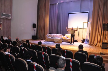 Sabunçu rayonunda Xocalı faciəsinin 30-cu ildönümü ilə əlaqədar Bakı Uşaq və Gənclər Teatrının təqdimatında “Cənnətə bilet” tamaşası nümayiş etdirildi.