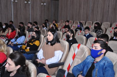 Sabunçu rayonunda Xocalı faciəsinin 30-cu ildönümü ilə əlaqədar Bakı Uşaq və Gənclər Teatrının təqdimatında “Cənnətə bilet” tamaşası nümayiş etdirildi.