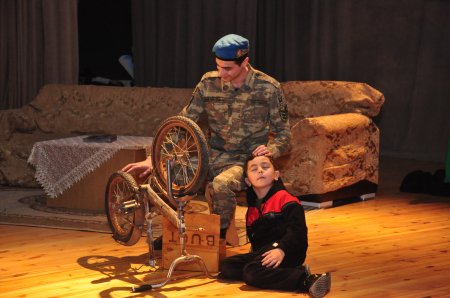 Sabunçu rayonunda Xocalı faciəsinin 30-cu ildönümü ilə əlaqədar Bakı Uşaq və Gənclər Teatrının təqdimatında “Cənnətə bilet” tamaşası nümayiş etdirildi.