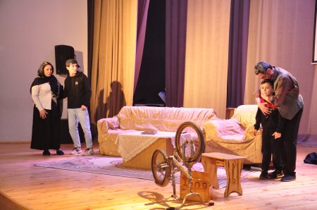 Sabunçu rayonunda Xocalı faciəsinin 30-cu ildönümü ilə əlaqədar Bakı Uşaq və Gənclər Teatrının təqdimatında “Cənnətə bilet” tamaşası nümayiş etdirildi.