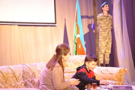 Sabunçu rayonunda Xocalı faciəsinin 30-cu ildönümü ilə əlaqədar Bakı Uşaq və Gənclər Teatrının təqdimatında “Cənnətə bilet” tamaşası nümayiş etdirildi.