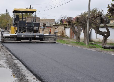 Əlrahim müəllim: Biləsuvar şəhərinin küçələrinə asfalt-beton örtüyünün döşənməsi işlərinə başlanılıb