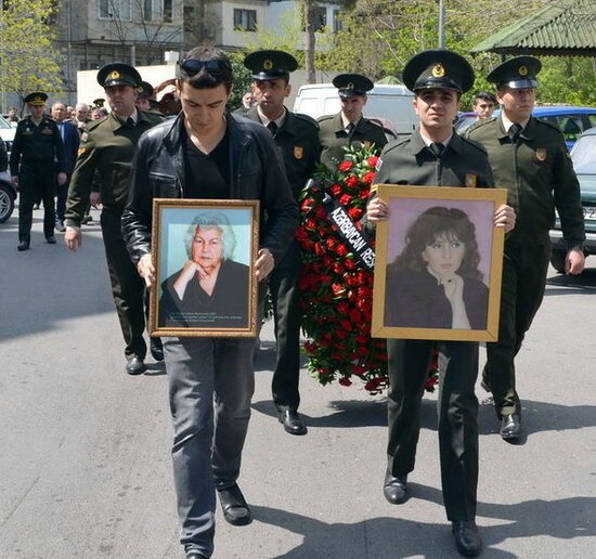 Şəhid anası hərbi qulluqçuların çiyinlərində son mənzilə yola salındı