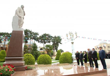 Ümummilli lider Heydər Əliyevin anadan olmasının 100 illiyi münasibəti ilə rəsmi yığıncaq keçirilib